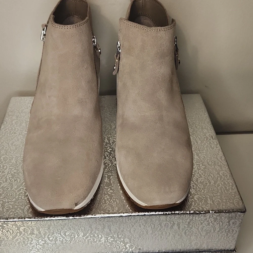 ALEX MARIE WOMEN'S CAMEL ANKLE BOOTS. SIZE 9.5 - Picture 2 of 11